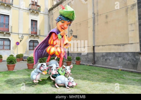 Acireale (CT), Italia - 29 Aprile 2018: Dettaglio di un galleggiante allegoriche raffiguranti vari personaggi di fantasia durante la sfilata di carnevale lungo le strade Foto Stock