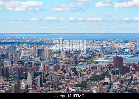 Una vista in direzione di Brooklyn con un focus sulla Brooklyn e ponti di Williamsburg Foto Stock