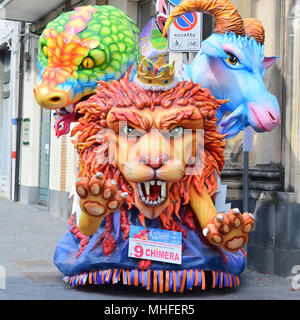 Acireale (CT), Italia - 29 Aprile 2018: Dettaglio di un galleggiante allegoriche raffiguranti vari personaggi di fantasia durante la sfilata di carnevale lungo le strade Foto Stock