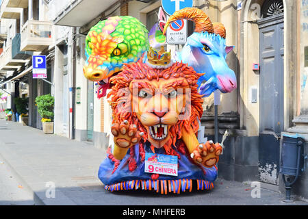 Acireale (CT), Italia - 29 Aprile 2018: Dettaglio di un galleggiante allegoriche raffiguranti vari personaggi di fantasia durante la sfilata di carnevale lungo le strade Foto Stock