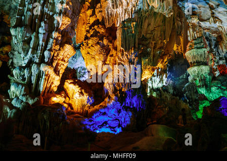 Interno colorato di Hang Sung Sot cave sito patrimonio mondiale nella baia di Halong, Vietnam Foto Stock