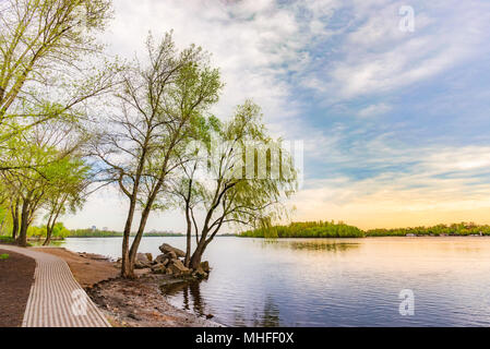 La passerella, vicino al fiume Dnieper, nel parco Natalka a Kiev, Ucraina, durante un nuvoloso mattina di primavera Foto Stock