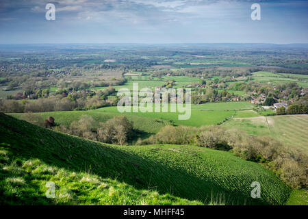Un paesaggio rurale vista attraverso i campi da Ditchling Beacon in East Sussex, Inghilterra Foto Stock