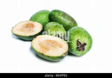 Gustosa feijoa isolato su uno sfondo bianco. Foto Stock