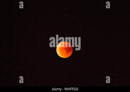 Luna di sangue durante il Lunar Eclipse Foto Stock