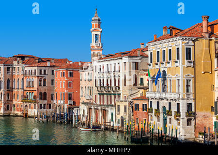 Vista degli edifici colorati lungo il canal grande sotto il cielo blu a Venezia, Italia. Foto Stock