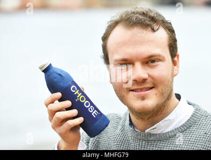 Imprenditore James Longcroft sulla South Bank di Londra centrale, tenendo una bottiglia da lui inventata che quando è immerso in acqua si dissolve lontano completamente, e può contribuire a fermare l'aumento dei rifiuti di plastica inquinamento dei mari del mondo. Foto Stock