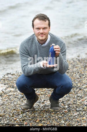 Imprenditore James Longcroft sulla South Bank di Londra centrale, tenendo una bottiglia da lui inventata che quando è immerso in acqua si dissolve lontano completamente, e può contribuire a fermare l'aumento dei rifiuti di plastica inquinamento dei mari del mondo. Foto Stock