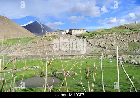 Bellezza della natura e dell'arcobaleno in ladahk , paesaggio e case in un piccolo villaggio nel Kashmir Himalayas India Foto Stock