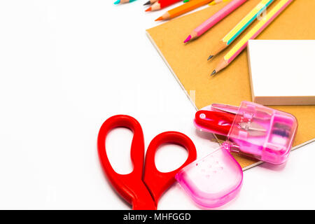 Libri ,penna,matita,forbici e di apparecchiature per ufficio a bordo di sfondo, l'istruzione e il ritorno a scuola concetto,tracciato di ritaglio Foto Stock