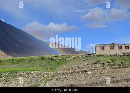 Bellezza nella natura con la montagna arcobaleno nel Ladakh Himalaya Kashmir India Foto Stock