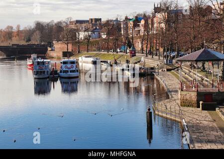 Luminoso Winter's pomeriggio dal fiume in Chester Foto Stock