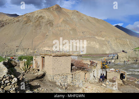 Il maltempo ha causato lo scivolamento della terra a leh ladakh, la gente ha aperto le strade per un trasporto agevole splendida vista sulle montagne dell'Himalaya, Kashmir, India Foto Stock