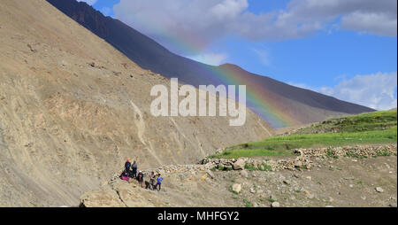Bellezza arcobaleno nella montagna ladakh vista delle nuvole bianche e del cielo blu della montagna con splendido arcobaleno in Himalaya Kashmir India Asia Foto Stock