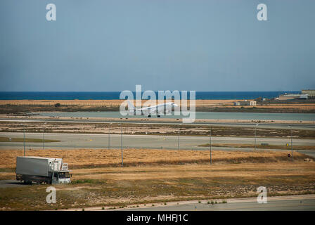 Aeromobili in fase di decollo dall'Aeroporto Internazionale di Larnaca, Cipro Foto Stock