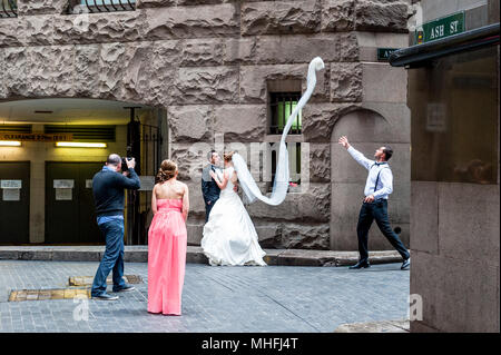 Un fotografo cattura il momento con la sposa e lo sposo a Sydney nel Nuovo Galles del Sud, Australia. Foto Stock