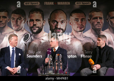 (Da sinistra a destra) Frank Warren, Carl Frampton e Liam Smith durante una conferenza stampa presso la BT Tower, London. Foto Stock