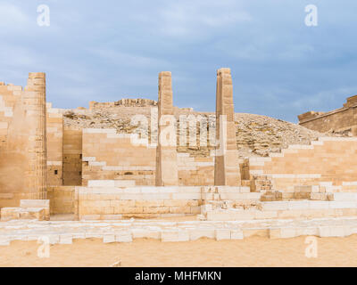 Rovine del complesso funerario di Djoser, archeologico rimangono nella necropoli di Saqqara, Egitto. Patrimonio Mondiale UNESCO Foto Stock