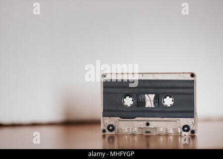 Cassetta a nastro su una scrivania in legno Foto Stock