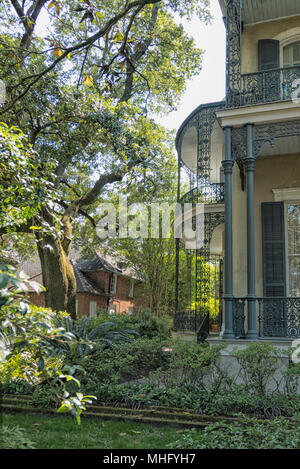 NEW ORLEANS, LA-aprile 25, 2018: Colonnello breve della Villa nel Garden District di New Orleans. Costruito nel 1859 Foto Stock