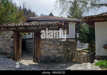 Vista verso l ingresso principale nel cortile della casa di antiquariato, Varosha, Blagoevgrad, Bulgaria Foto Stock