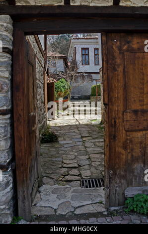 Vista verso l ingresso principale nel cortile della casa di antiquariato, Varosha, Blagoevgrad, Bulgaria Foto Stock