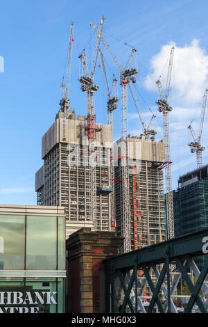 Nuova costruzione di immobili: gru a torre sul nuovo parzialmente completata Southbank collocare blocchi di appartamenti complesso residenziale lo sviluppo di Londra SE1 Foto Stock