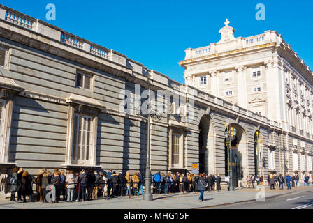 Coda nella parte anteriore del Palacio Real, Royal Palace, Madrid, Spagna Foto Stock