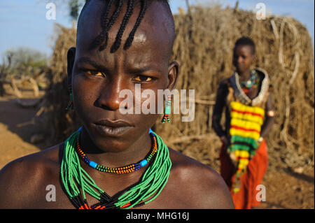 Ragazzo adolescente e la ragazza da Hamer tribe (Etiopia) Foto Stock