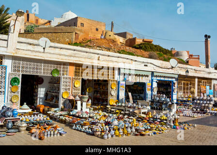 Ceramiche principale mercato della ceramica, con Potters Hill in background, Safi, Marocco, Africa settentrionale Foto Stock