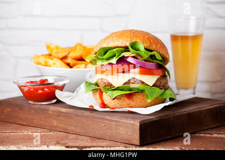 In casa burger a caldo con patate e birra fredda Foto Stock