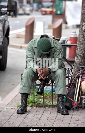 NEW YORK, Stati Uniti d'America - 15 giugno 2015 - Un fotografo stanco rilassante in Harlem Foto Stock