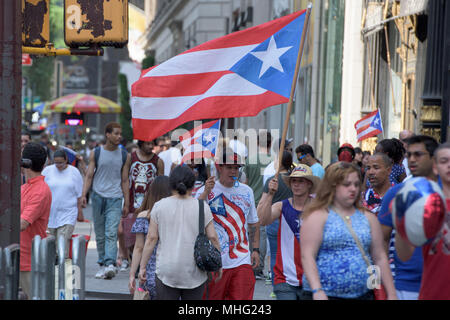 NEW YORK CITY - Giugno 14 2015: Annuale Puerto Rico parata del giorno riempito la Quinta Avenue con circa 80,000 dimostranti e più di un milione di spettatori Foto Stock