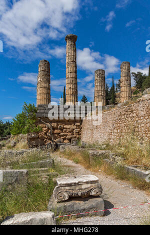 Il Tempio di Apollo in greco antico sito archeologico di Delfi, GRECIA CENTRALE Foto Stock