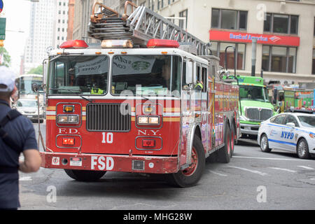 NEW YORK CITY - Giugno 12 2015: Fireman Carrello andando per il fuoco durante il giorno Foto Stock