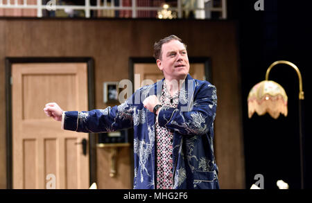 Rufus Hound (riproduzione di Garry Essendine) in una scena del presente risate da Noel Coward, Chichester Festival Theatre, Chichester, Sussex, Regno Unito Foto Stock