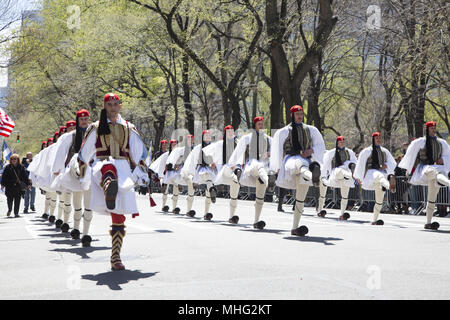 Indipendenza greca parata del giorno nella città di New York. Presidente greca della Guardia di marzo nella Parade fino 5a Avenue. Foto Stock