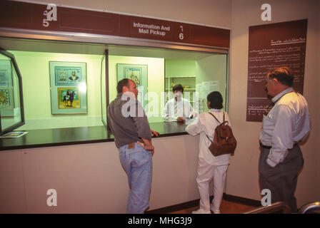 Viaggiatori stranieri che vivono e lavorano in Saudi Aramco Dhahran oil company composto. Foto Stock