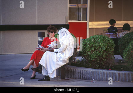 Viaggiatori stranieri che vivono e lavorano in Saudi Aramco Dhahran oil company composto. Foto Stock