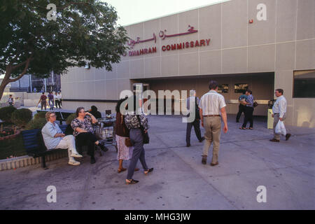 Viaggiatori stranieri che vivono e lavorano in Saudi Aramco Dhahran oil company composto. Foto Stock