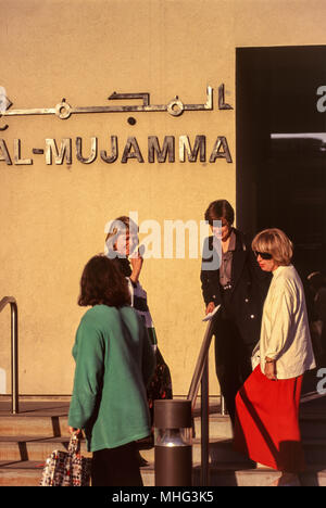 Viaggiatori stranieri che vivono e lavorano in Saudi Aramco Dhahran oil company composto. Foto Stock