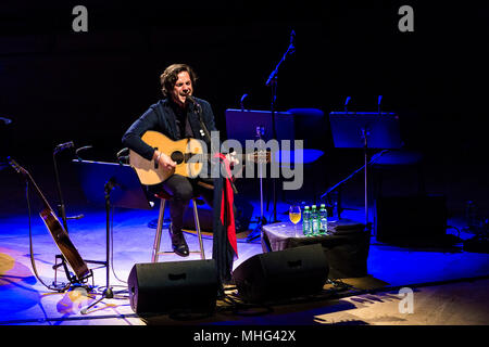 Milano, Italia. Xvi Apr, 2018. Jack Savoretti eseguendo in scena al Teatro Dal Verme di Milano per il suo tour acustico. Credito: Valeria Portinari/Pacific Press/Alamy Live News Foto Stock