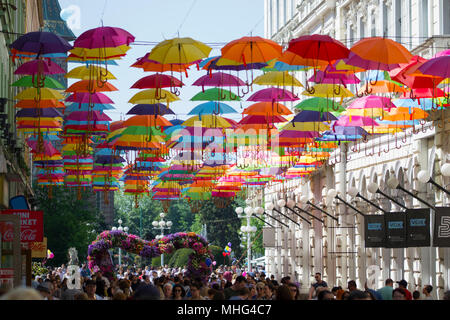 Ombrelloni colorati appesi in Timisoara city centre Foto Stock