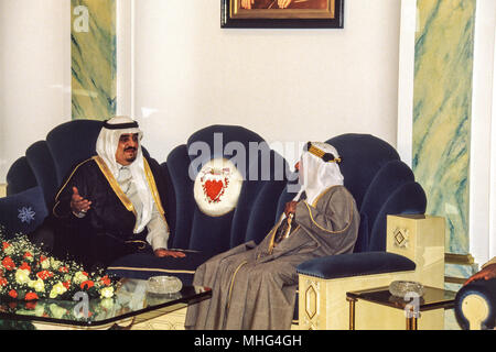 Manama, Bahrain - 26 novembre 1986 - Re Fahd bin Abdulaziz Al Saud arriva all'Aeroporto Internazionale di Bahrain, soddisfatte dalla Sua Altezza Reale Shaikh Isa Bin Salman Al Khalifa, dellâ emiro del Bahrein, per la cerimonia di apertura il $800 milioni di causeway collegando il Bahrein e Arabia Saudita, costruito dalla società olandese Ballast Nedam. Foto Stock