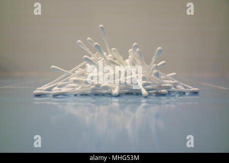 Pila di tamponi di cotone sul pavimento del bagno Foto Stock