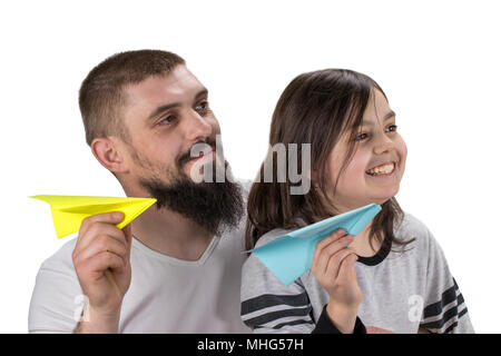 Ragazza carina e padre e giocare con il giocattolo aeroplano di carta isolato su sfondo bianco. Foto Stock
