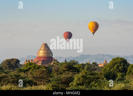 Gruppo di mongolfiere sorvolano Dhammayazika tempio di Bagan, Myanmar (Birmania) Foto Stock