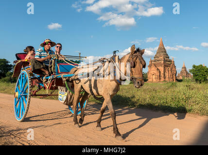 Carrello a cavallo con i turisti a Bagan, Myanmar (Birmania) Foto Stock