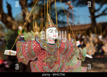 Marionette birmane venduti come doni turistica a Bagan, Myanmar Foto Stock