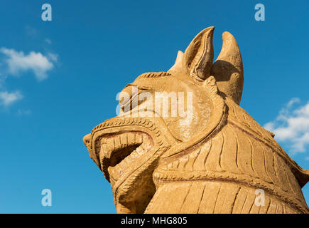 Chinthe statua ad Ananda tempio, Bagan, Myanmar (Birmania) Foto Stock